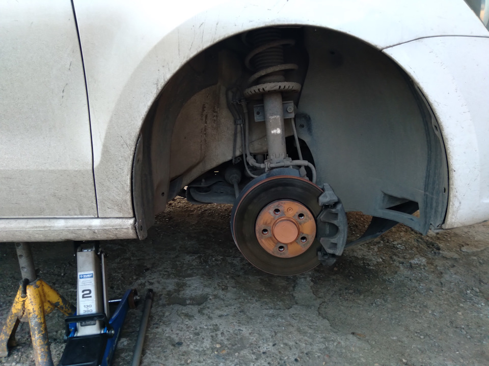 Снимаем правый подклылок/локер — Volkswagen Polo Sedan