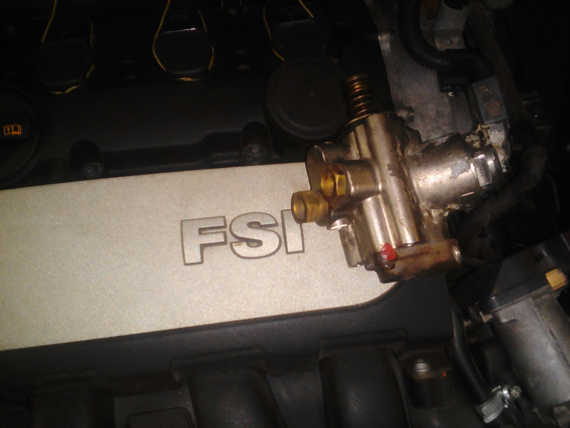 Давление масла fsi. Регулятор 1 давления топлива Пассат б6 2.0 FSI. Пассат BVY регулятор давления топлива. Регулятор давления топлива Фольксваген 1.8. 2.0 FSI клапан давления масла.