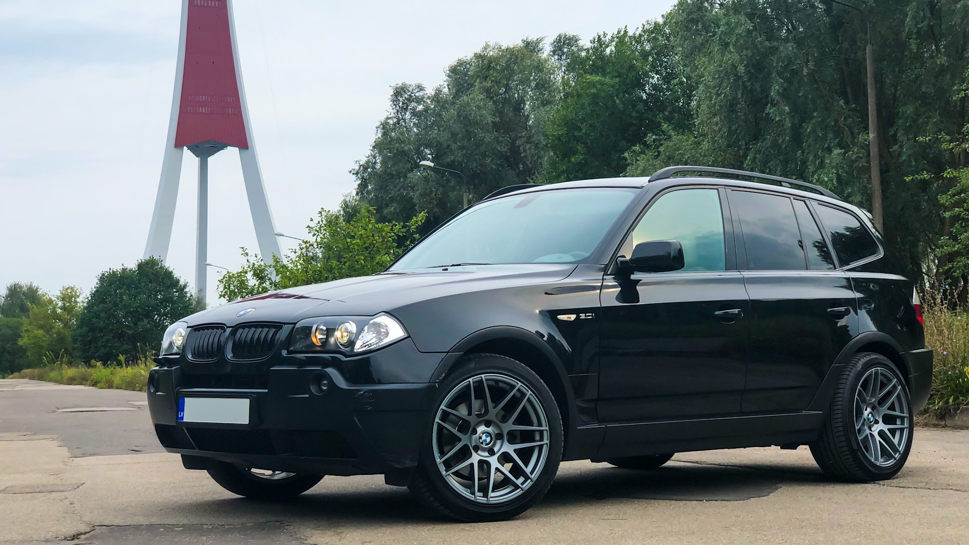 Би икс 3. BMW x3 e83. E83 Black line. Х3 е83. X3 e83 95 стиль диски.