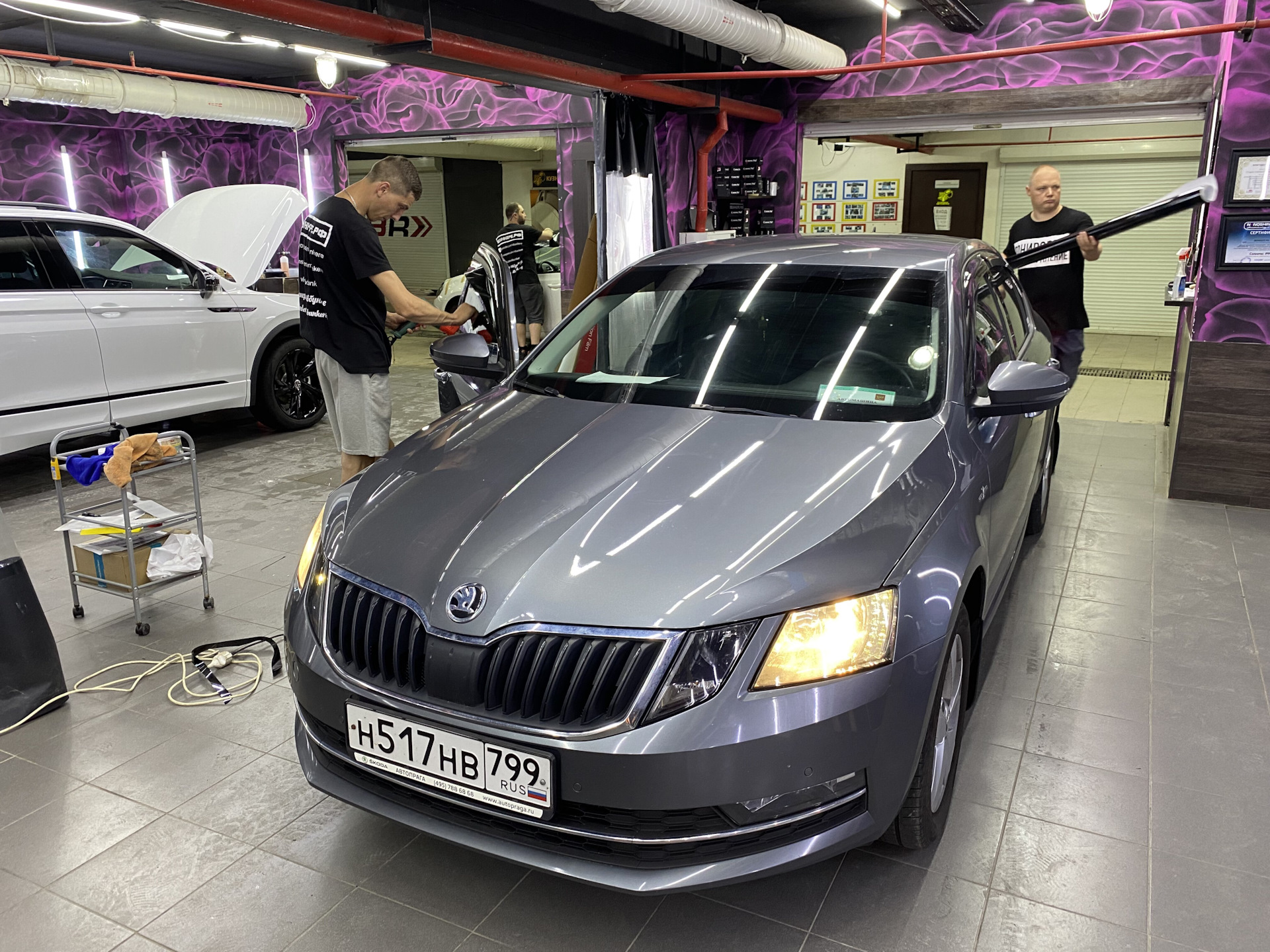 Тонировка передних боковых стекол в бункере — Skoda Octavia A7 Mk3, 1,6 л,  2018 года | тюнинг | DRIVE2