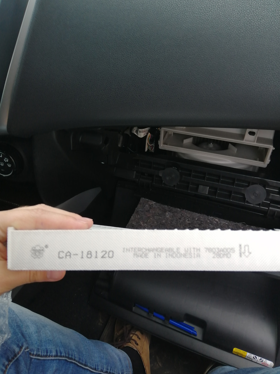 Замена салонного фильтра — Mitsubishi ASX, 1,6 л, 2012 года | плановое ...