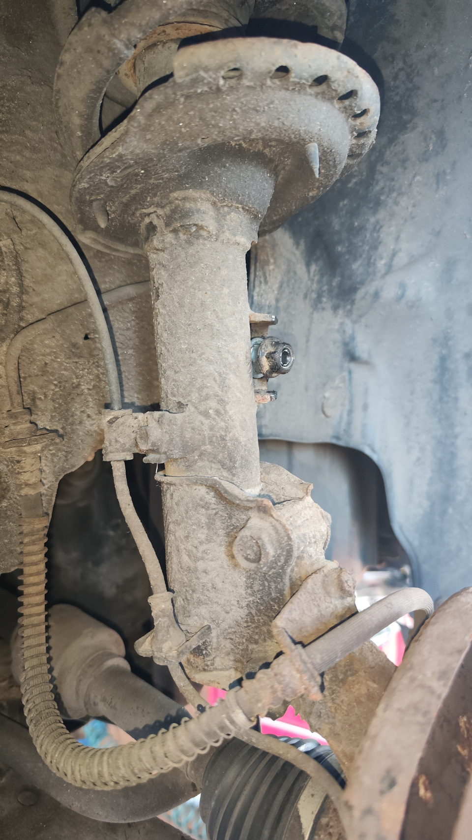 А это у нас левая стойка уже — KIA Rio (3G)