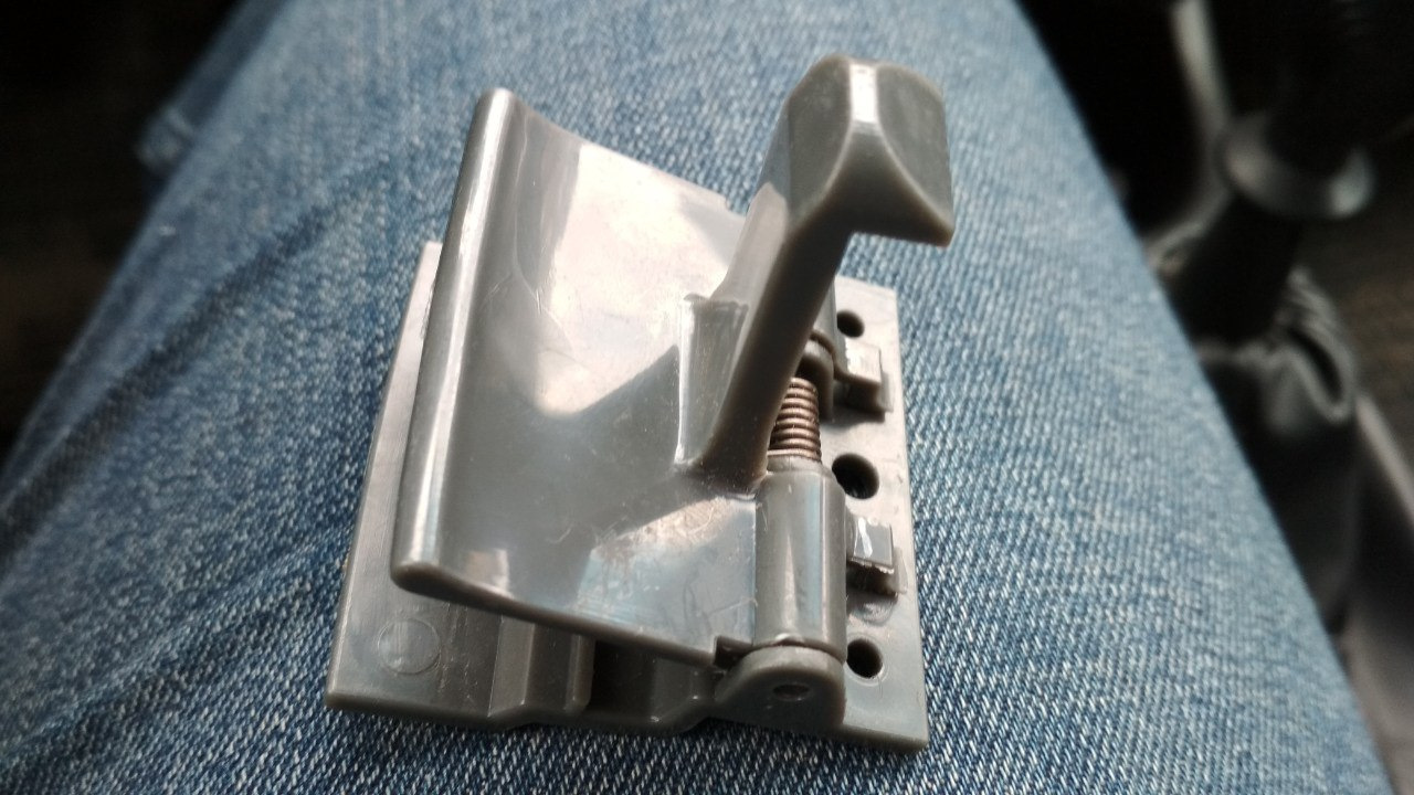 Защелка крышки подлокотника — Chevrolet Lacetti SW, 1,6 л, 2010 года ...