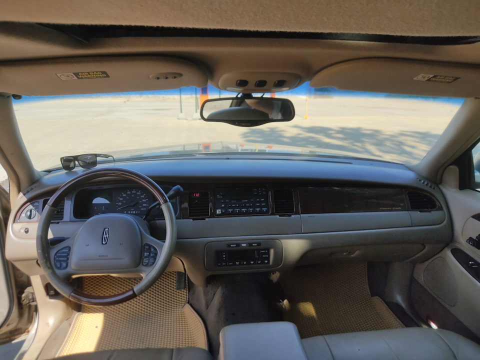 Фото в бортжурнале Lincoln Town Car III