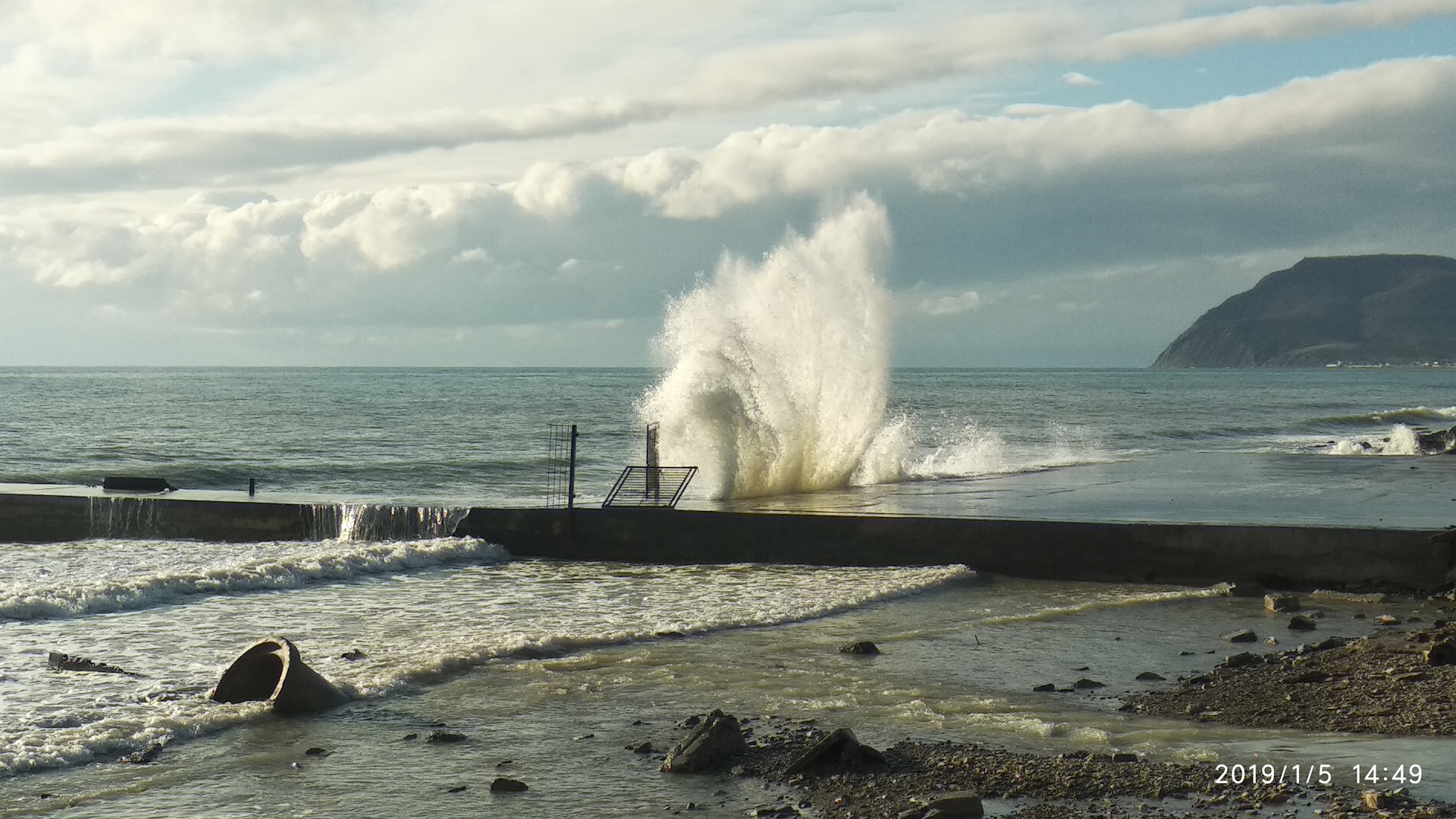 Вода в море в пицунде сейчас. Пицунда шторм. Белое море Ягры. Ялта шторм 1969.