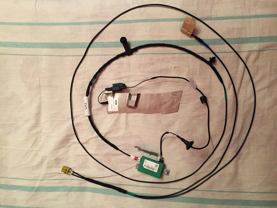 Проводка задней антенны с изолятором и проводом GPS — Ford Fiesta (Mk VI)