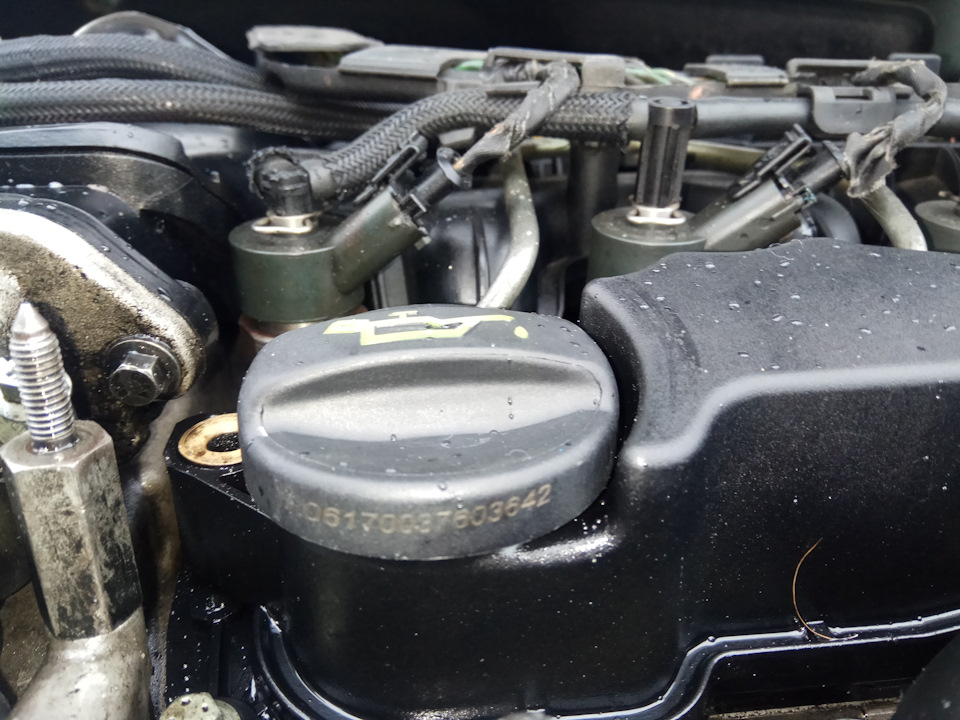 Замена крышки маслозаливной горловины 1.6d. — Volvo V50, 1,6 л, 2006 ...
