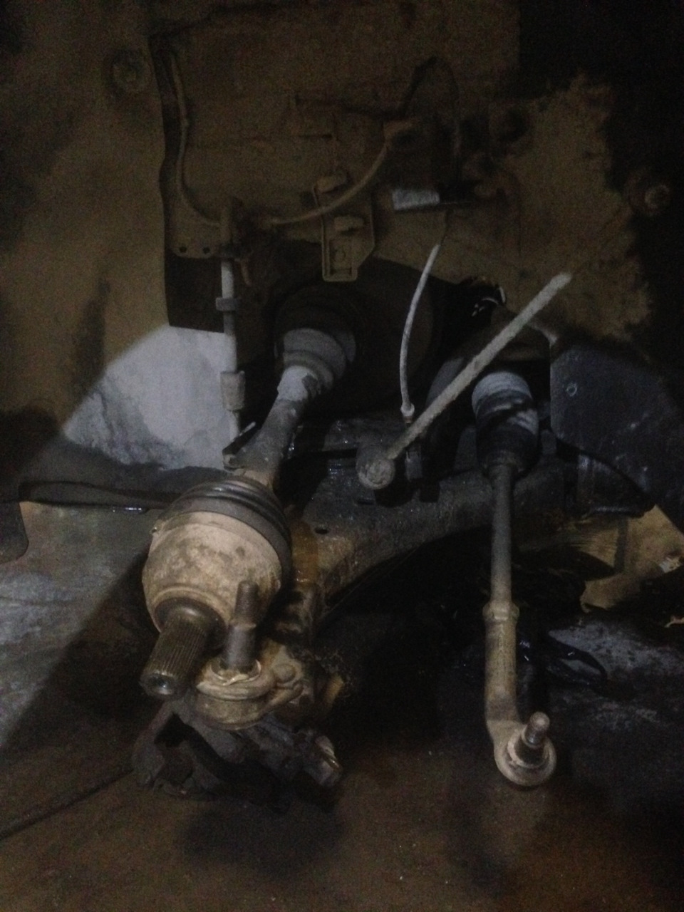 Krok 9 — Przód: wybij fabryczne szpilki z górnej poduszki (użyj prasy lub młotka przez tuleję dystansową). — Ford Mondeo Mk4 FL