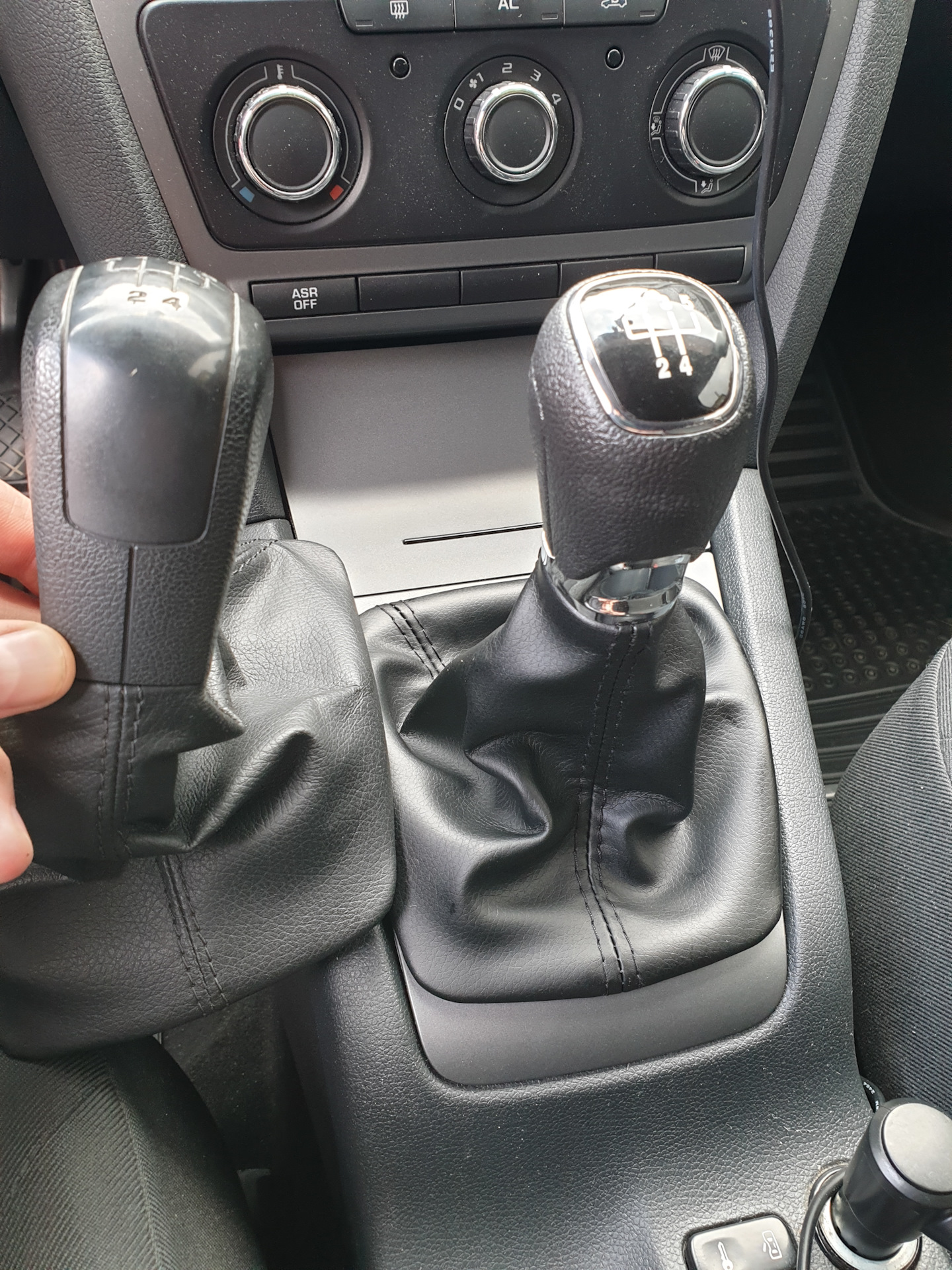 Замена ручки мкпп с кожухом ( кожа модельный ряд А7) — Skoda Octavia A5 ...