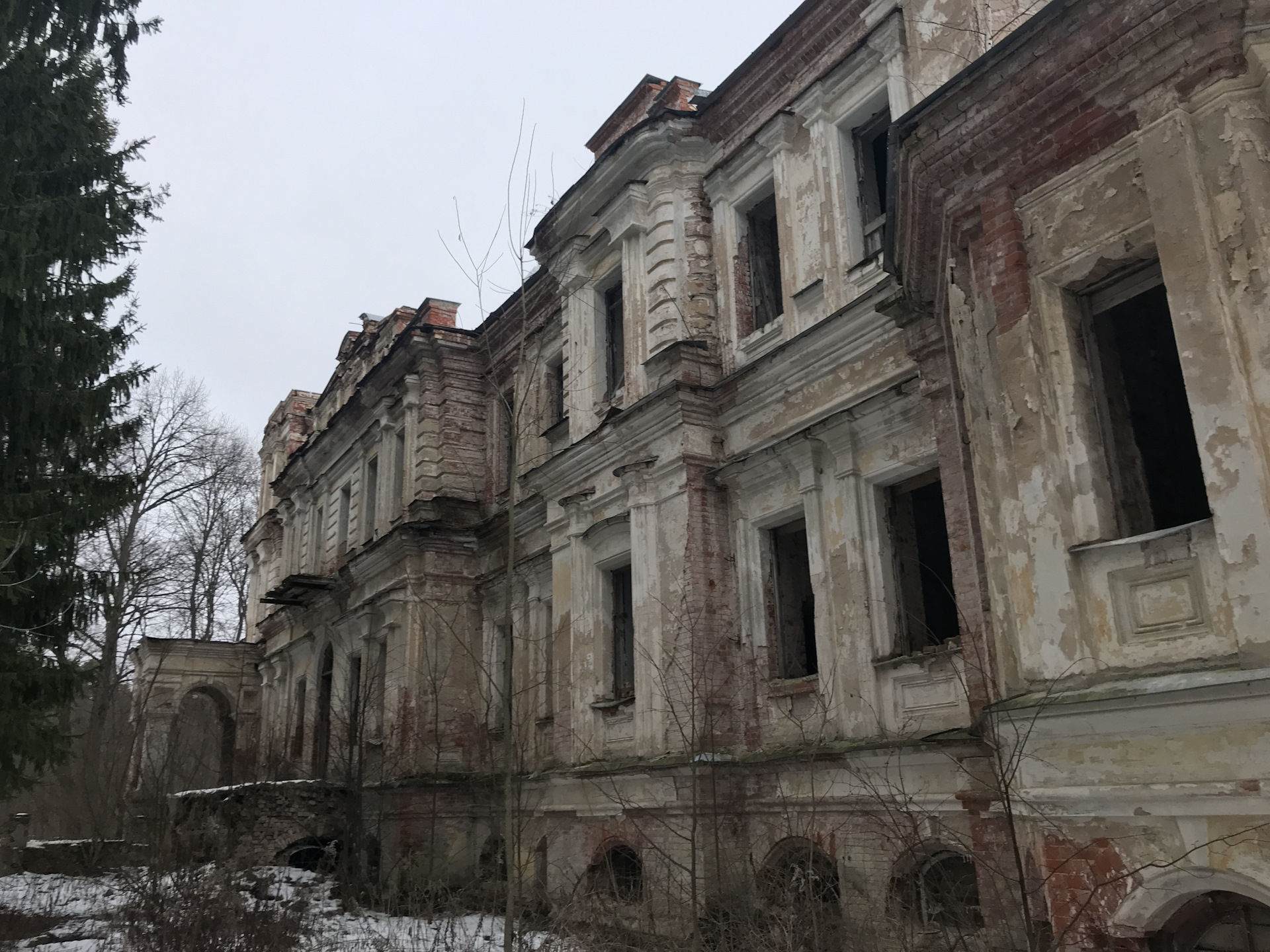 Боярское поместье. Старая Боярская усадьба Шереметьевых в Чехове. Боярское имение Сарваровых. Заброшенные Боярские дома в Ессентуках. Боярские имения бывшие в городе Чехов.