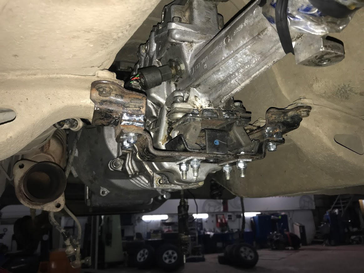 Задняя подушка кпп, удаление масляного радиатора . — ГАЗ 31105, 2,7 л ...
