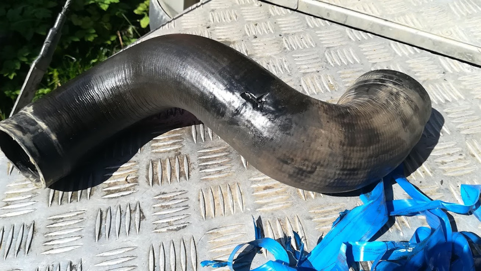 Лопнул патрубок интеркулера — Volkswagen Amarok, 2 л, 2011 года ...