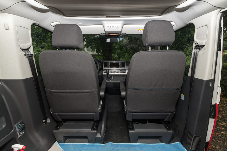 Слева — оригинальная обивка, справа — чехол. Складки расправятся со временем, я надеюсь. Есть молния для доступа в карман. — Volkswagen Multivan (T6)