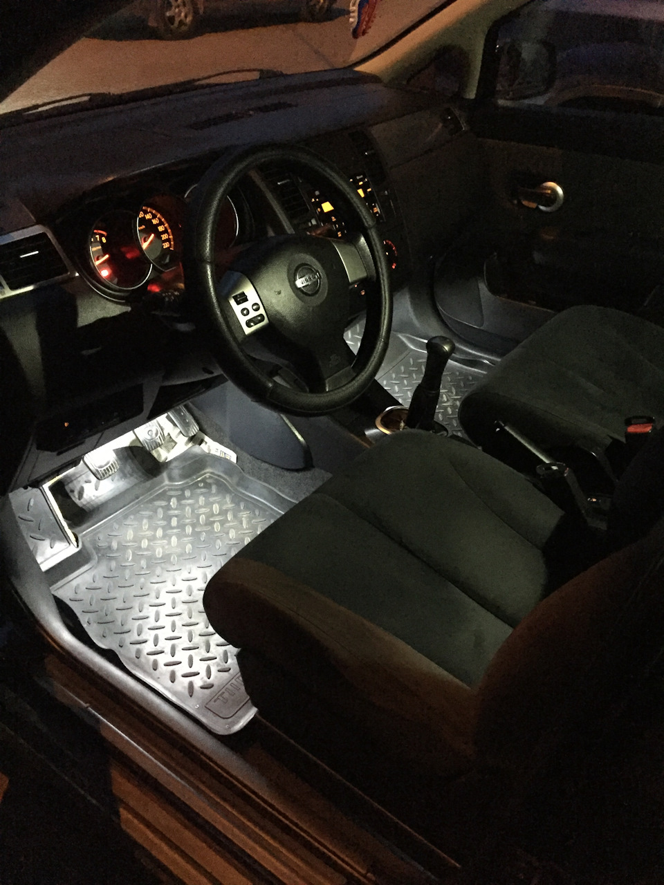 ⇒ Подсветка в ноги — Nissan Tiida (1G), 1,6 л, 2007 года | электроника ...