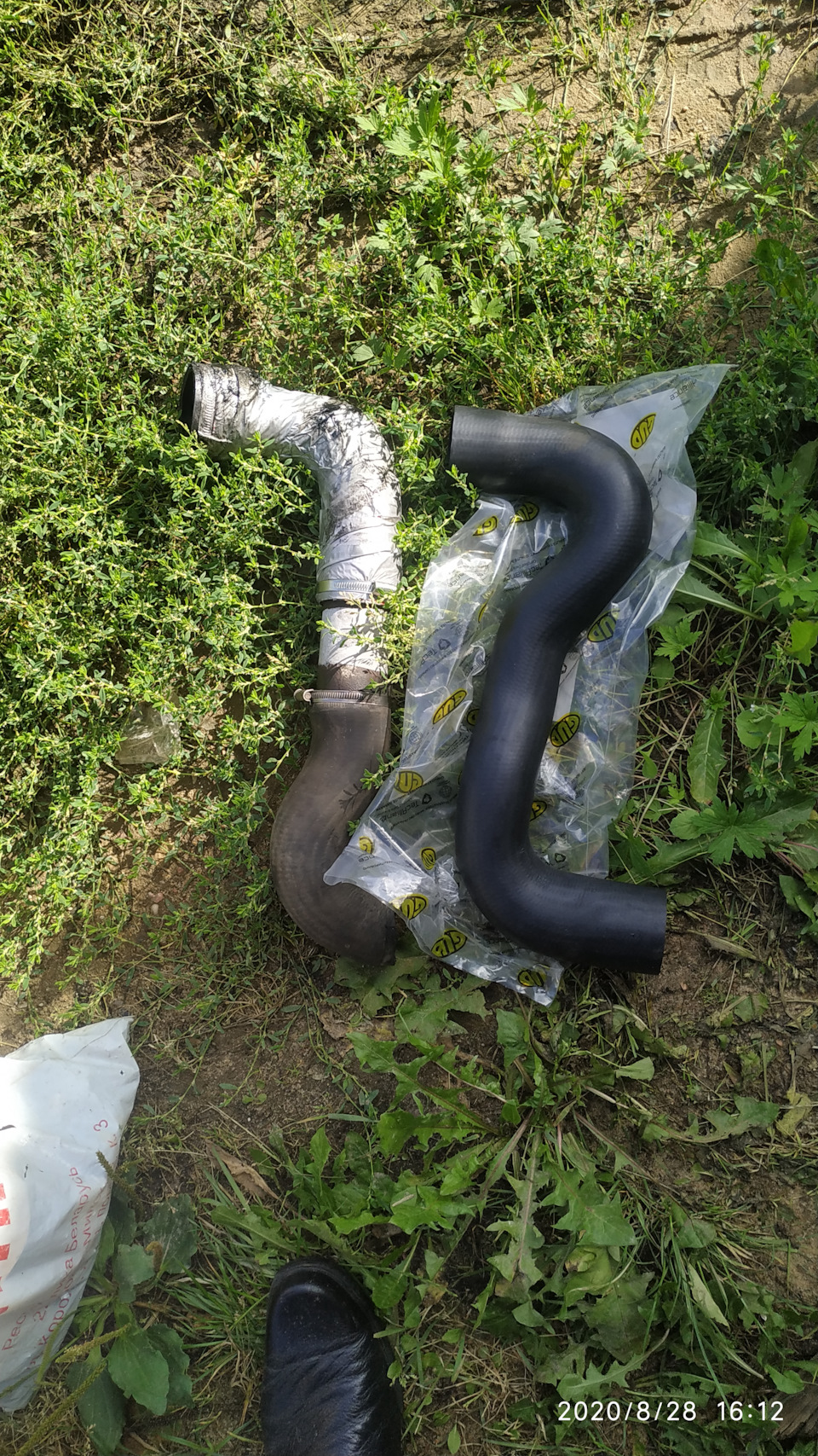 нижний патрубок интеркуллера — Peugeot 607, 2,2 л, 2001 года | своими ...