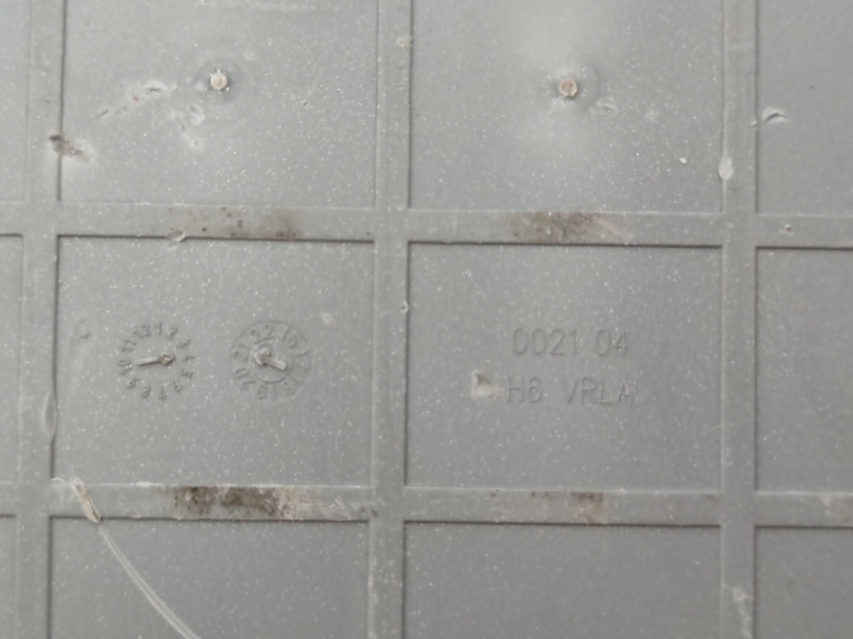 Дата производства расположена на дне аккумулятора — Skoda Superb Mk3