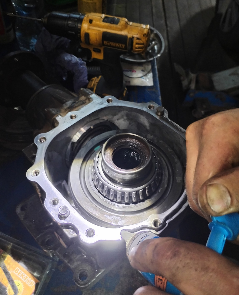 Наносим герметик. Валера топит за Витька… — KIA Sorento (2G)