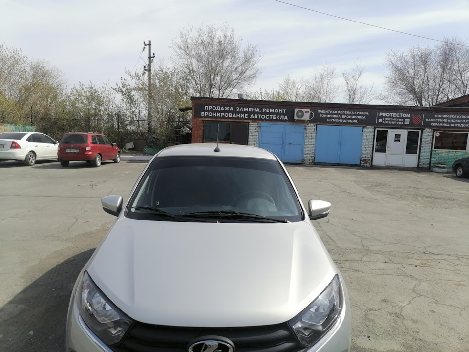 Установка дефлектора боковых окон и полоса тонировки на лобовое — Lada ...