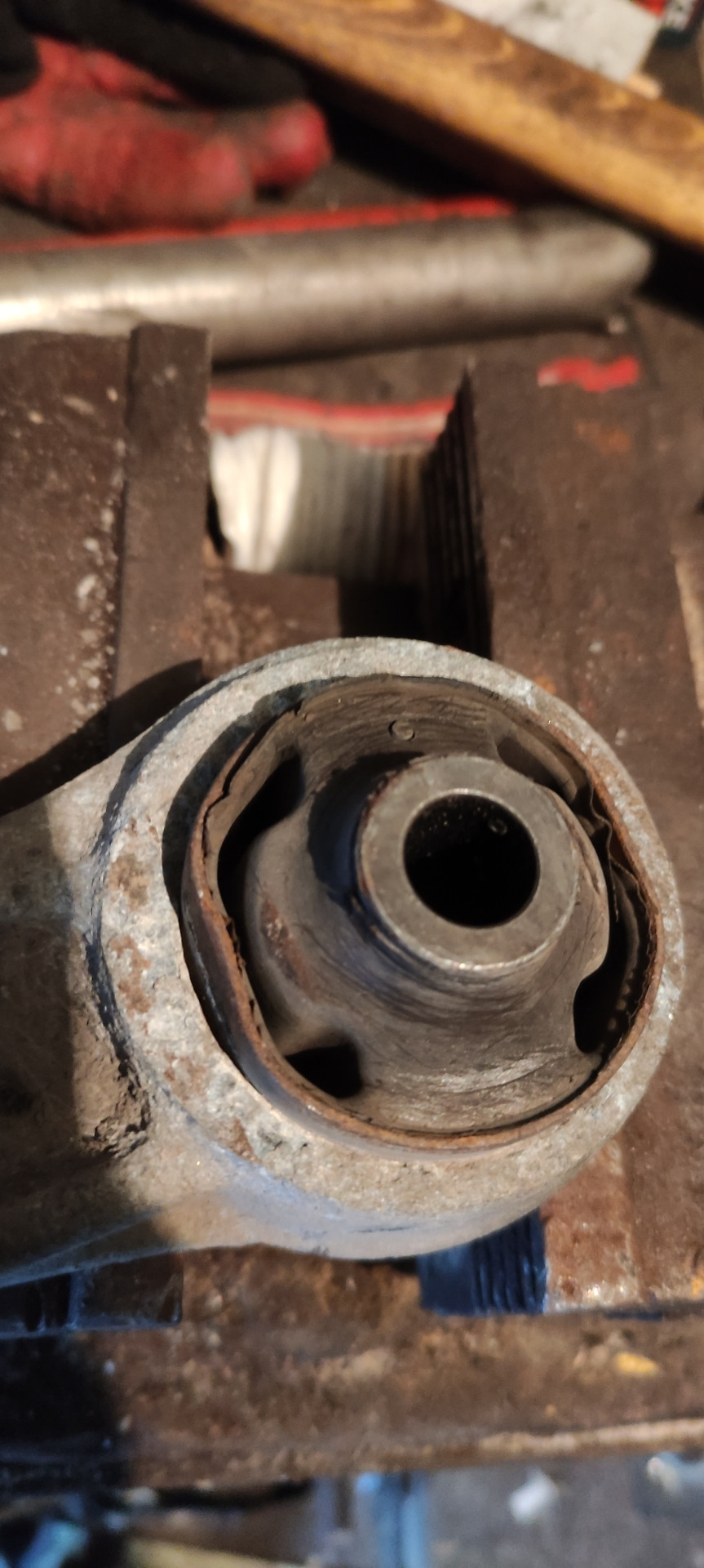Задние сайлентблоки продольных рычагов 🔧 — Peugeot 406 Break, 2 л, 2000 ...