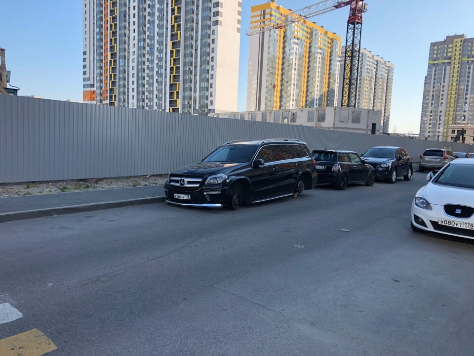 дтп на балканской площади. машины на купчино. перекрёсток бухарестской и ул. наклейка купчино. наклейки на крышу авто.