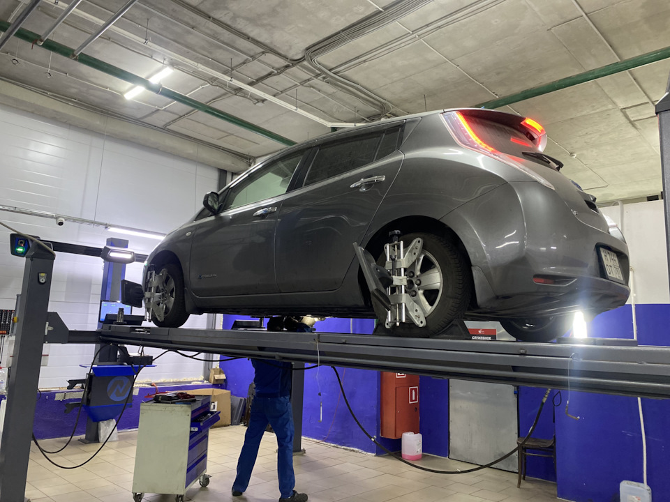 Сход развал кривой — Nissan Leaf (1G), 2014 года | визит на сервис | DRIVE2