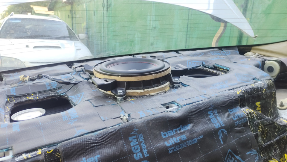 Сабвуфер в заднюю полку не сток. — Toyota Mark II (90), 3 л, 1996 года ...