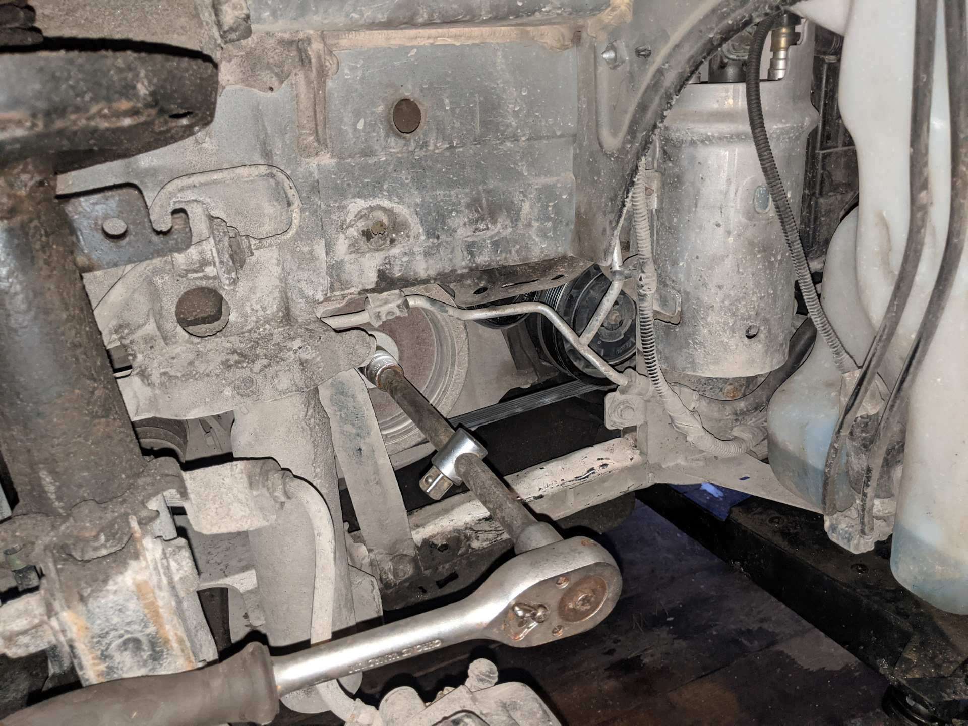 Замена ремня вспомогательных агрегатов — Renault Megane III, 1,5 л ...