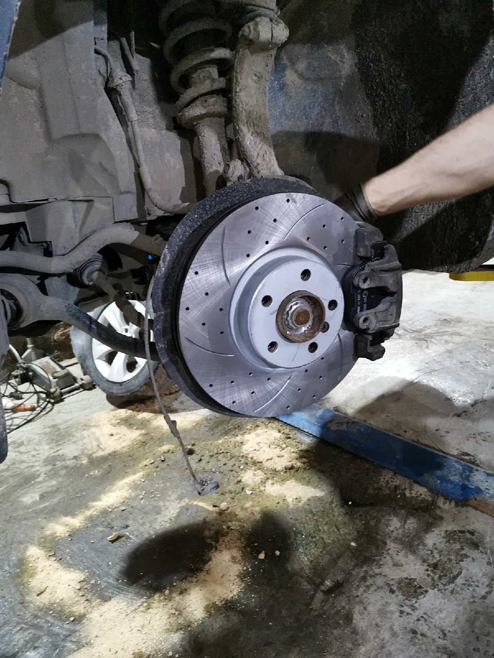 Передние диски с перфорацией и проточкой — BMW X5 (E70), 3 л, 2009 года ...