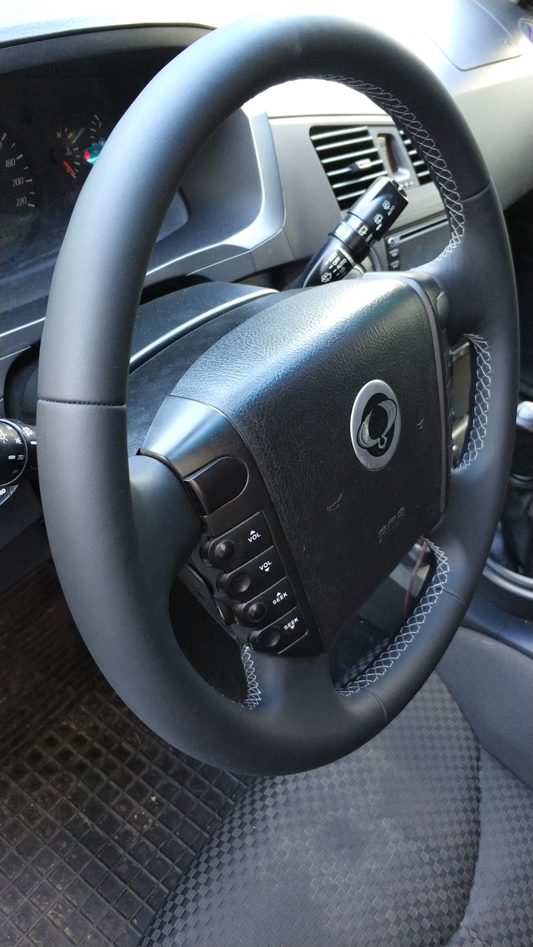 Kyron руль. Оплётка на руль ssangyong kyron. Руль кайрон 1. Оплетка кайрон. Оплетка кайрон.