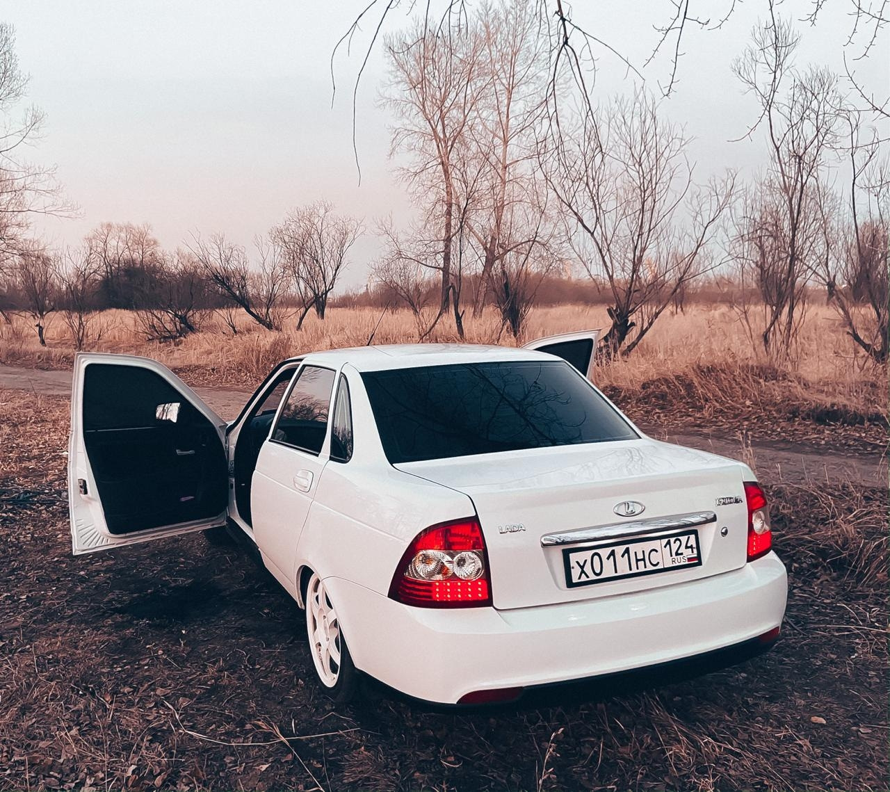 Приора белые кроссовки. Белая Приора. Белая Приора седан. Приора хэтчбек белая опер стайл. ВАЗ 2170 опер