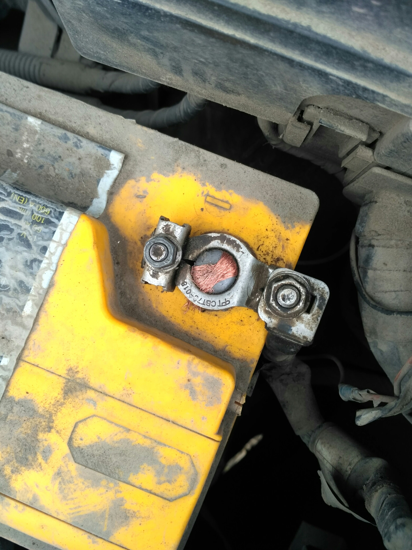 Болтается клемма на аккумуляторе как закрепить. Болтается клемма на аккумуляторе как закрепить. Окислившиеся клеммы аккумулятора. Клемма акб газ 21 размер. Болтается клемма на аккумуляторе как закрепить.