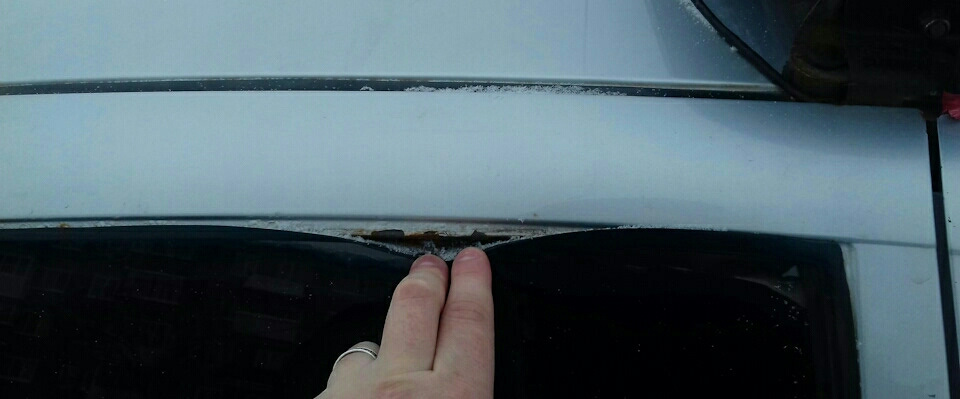 Ржавчина под резинками на дверях Лада Гранта. — Lada Гранта, 1,6 л ...