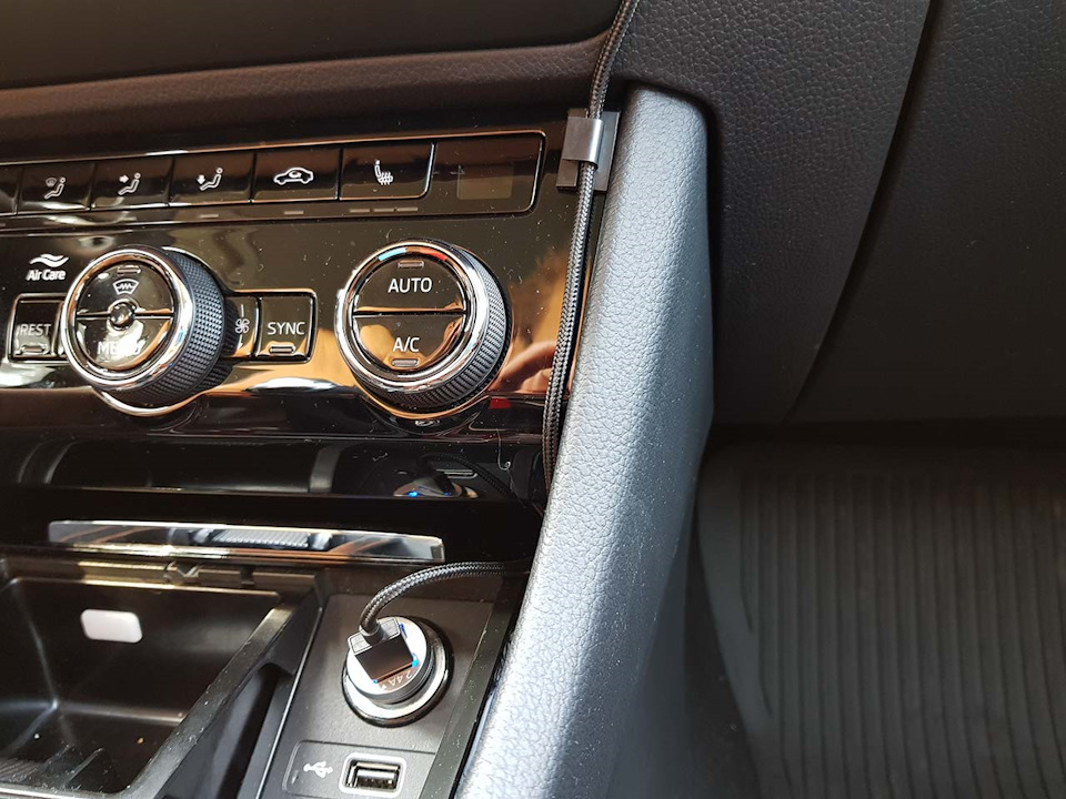 uoAAAgJZqOA 960 держатель телефона для шкода суперб