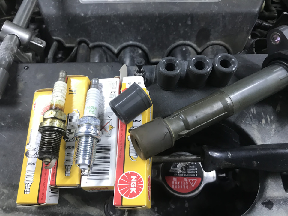 Замена свечей — Honda CR-V (RD4/RD5/RD6/RD7), 2 л, 2001 года ...