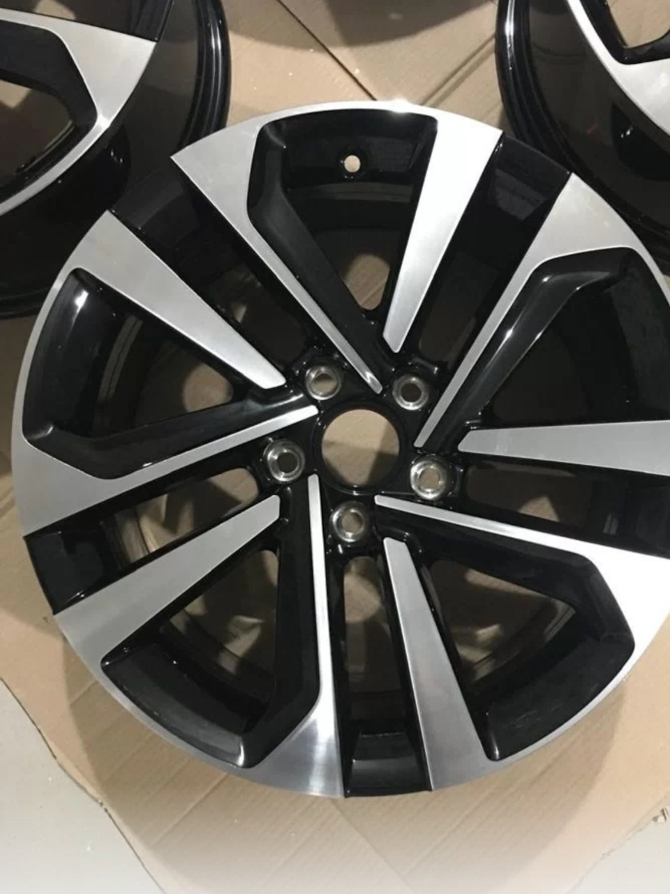 Колпачки на ступицу — Volkswagen Tiguan (2G), 1,4 л, 2019 года ...