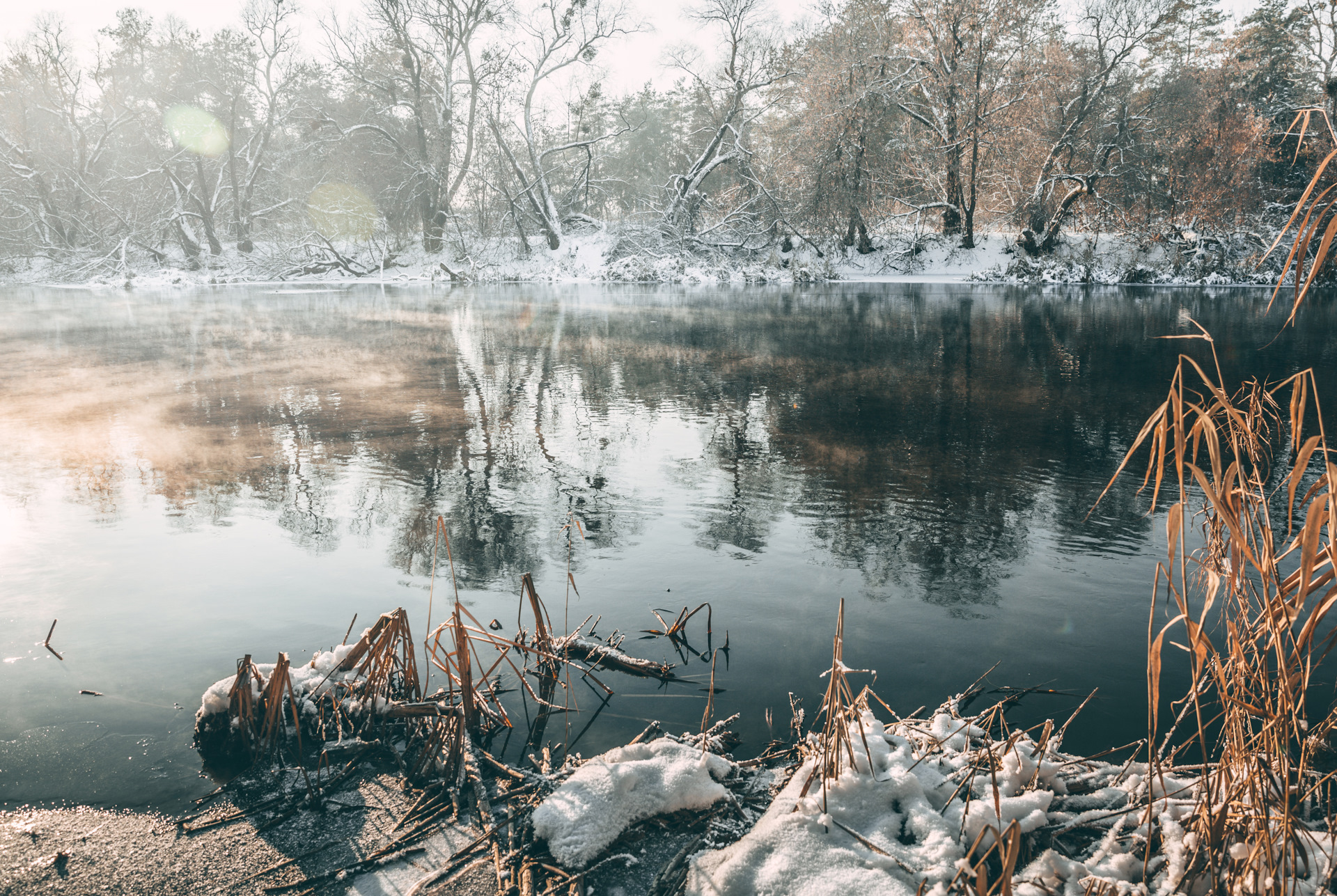 Пока река. Белые берега река зимой. Хревица река зимой. Красногорск зима река. Страшные фотографии в речке зимой.