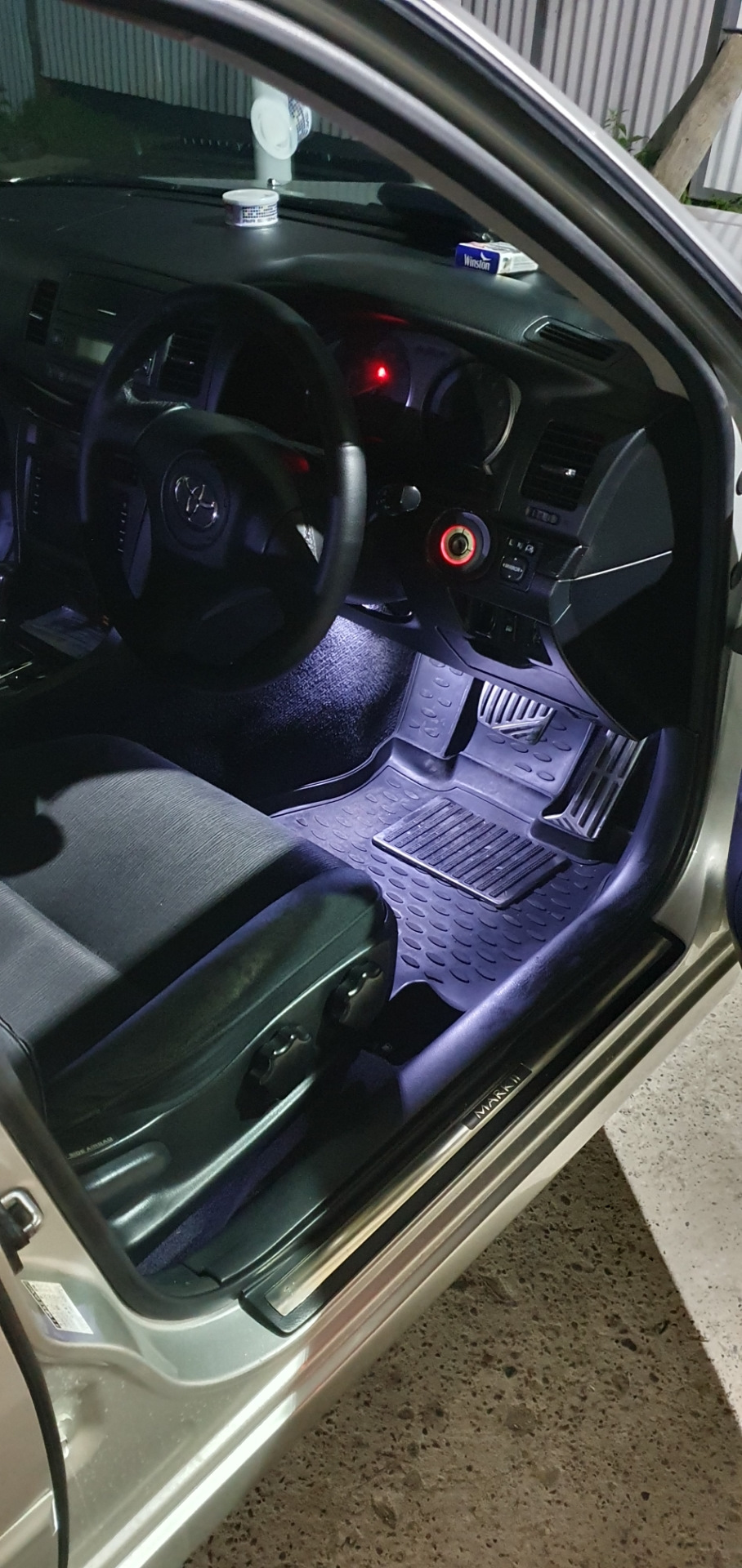 Подсветка ног. — Toyota Mark II Blit, 2 л, 2004 года | электроника | DRIVE2