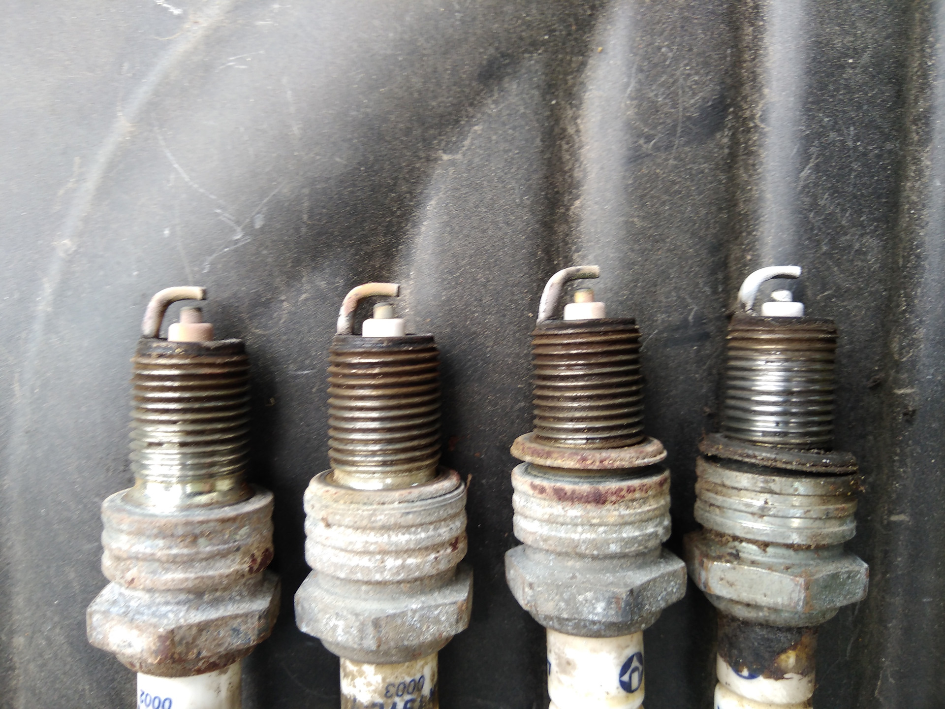 авто дергается при движении. трехконтактные свечи зажигания. желтый нагар на свечах зажигания. нормальный цвет свечей зажигания ваз 2115. может ли дергаться из за свечей.