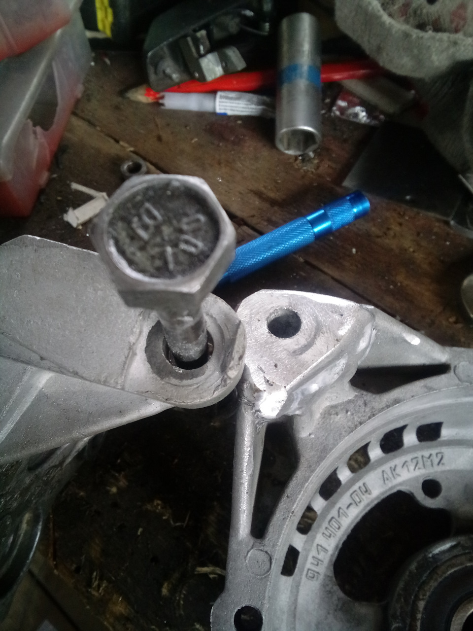 Болт в проушине кранштейна сидит свободно — Lada 2120 Надежда