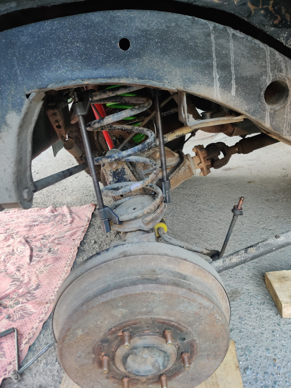 Снимаю левую сторону, без стяжек не обошлось. — Nissan Patrol GR I (Y60)