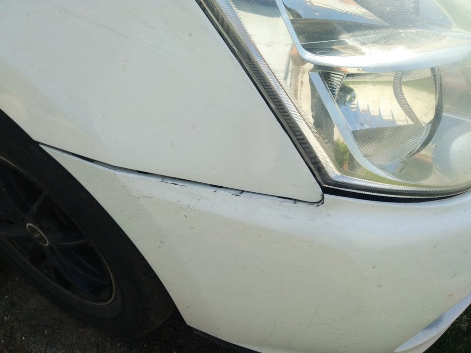 Подтяжка переднего бампера с 2-х сторон + покраска датчиков парктроника ...