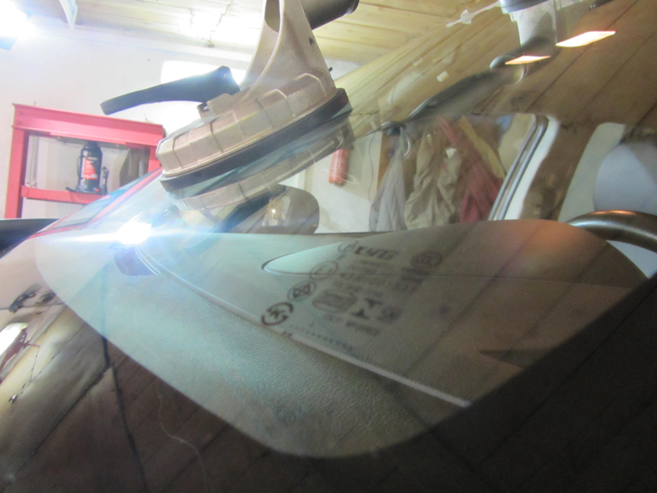 Вклеенное новое стекло — Mitsubishi Outlander (3G)