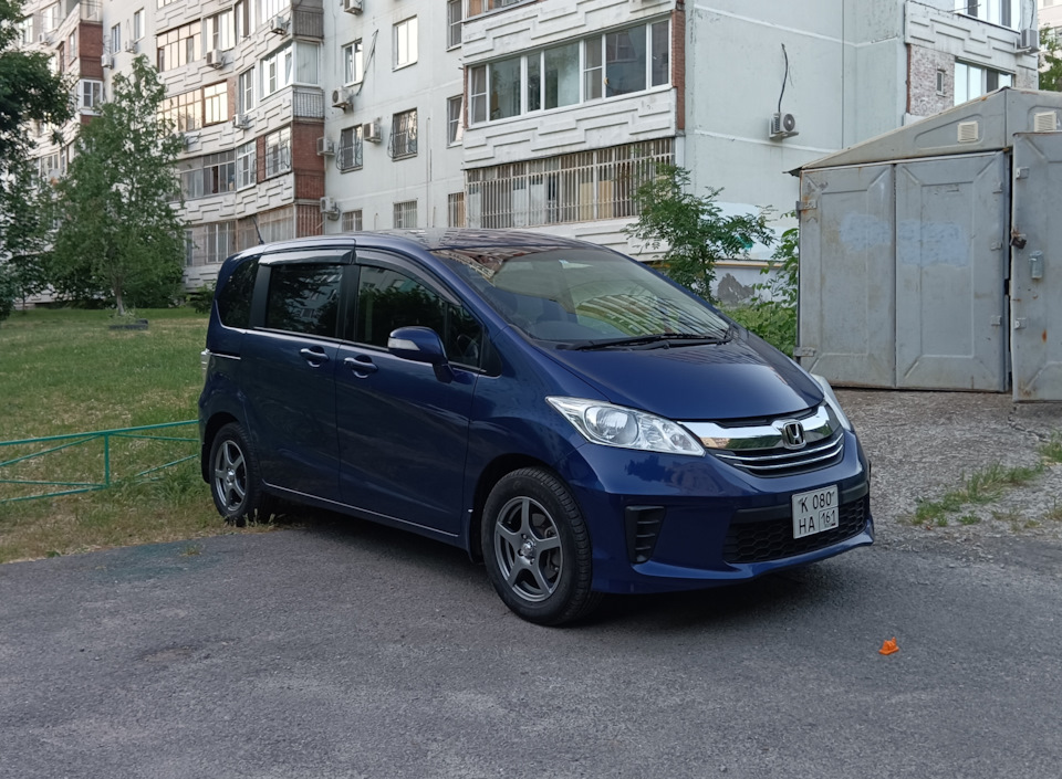 Honda freed диски r16. Диски Хонда Фрид. Оригинальные диски Хонда Фрид. Центральное отверстия на Хонда Фрид.