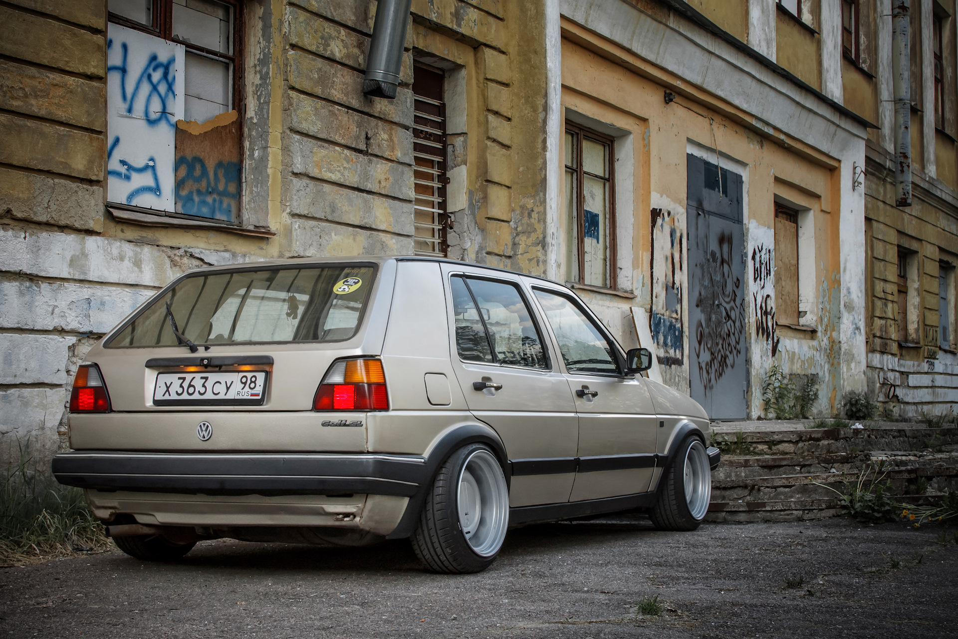 Фотосессия VW Golf mk2: старичок на стенсе.