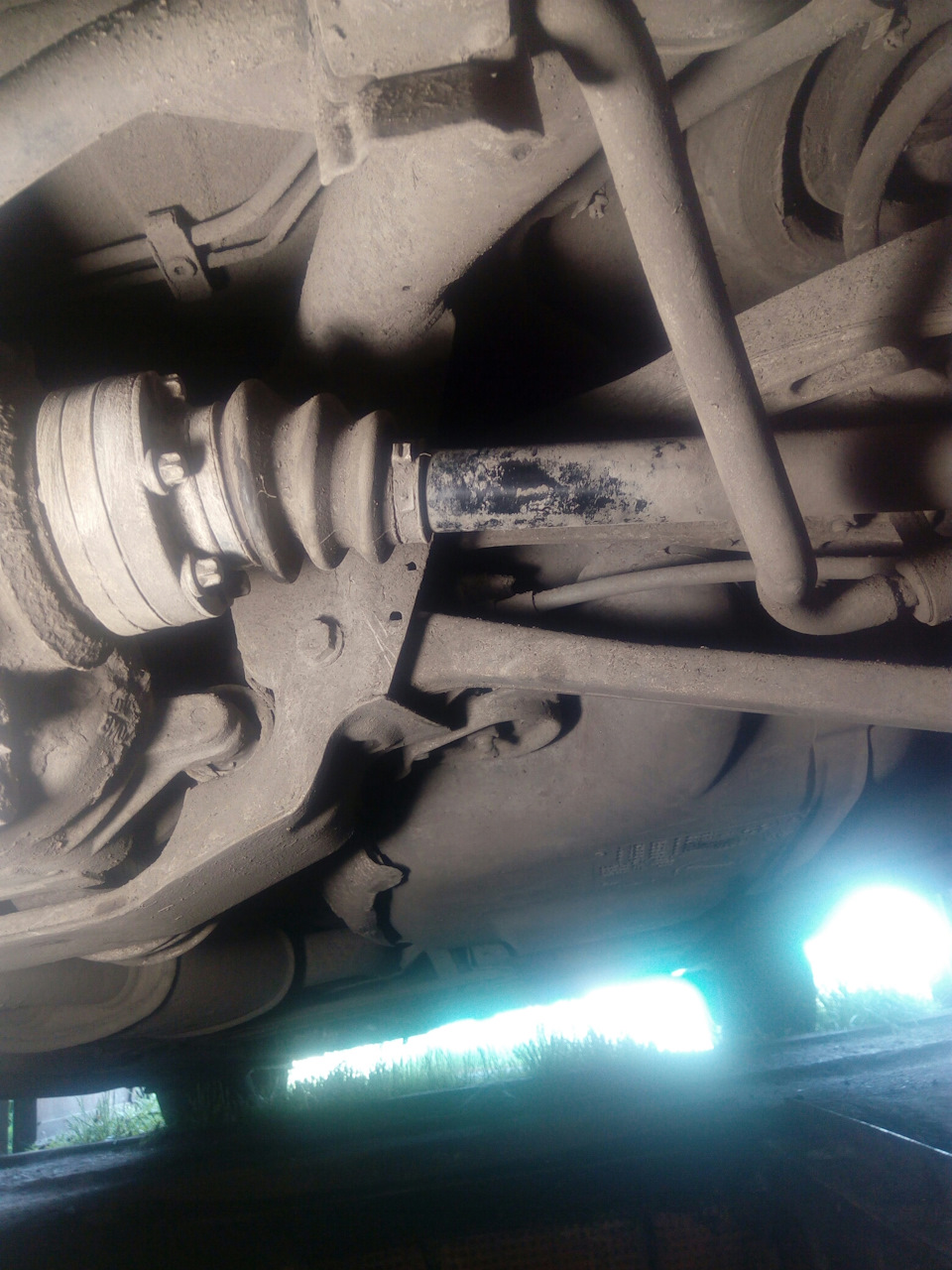 Стук привода. Стук привода бмв x1. Хрустит привод при повороте. Замена гранаты на гранте. Замена гранаты на гранте.