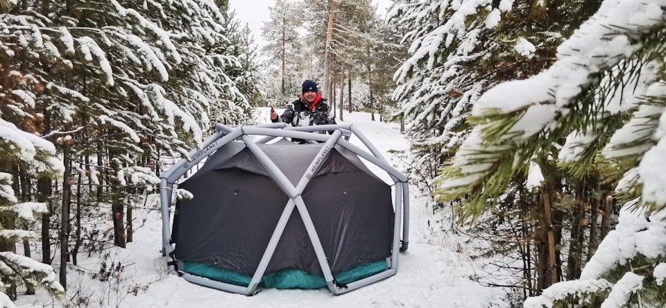 Палатка зима. Ночевка в палатке зимой. Зимний кемпинг. Зимняя палатка с печкой для ночевки. Зимняя палатка обогрев
