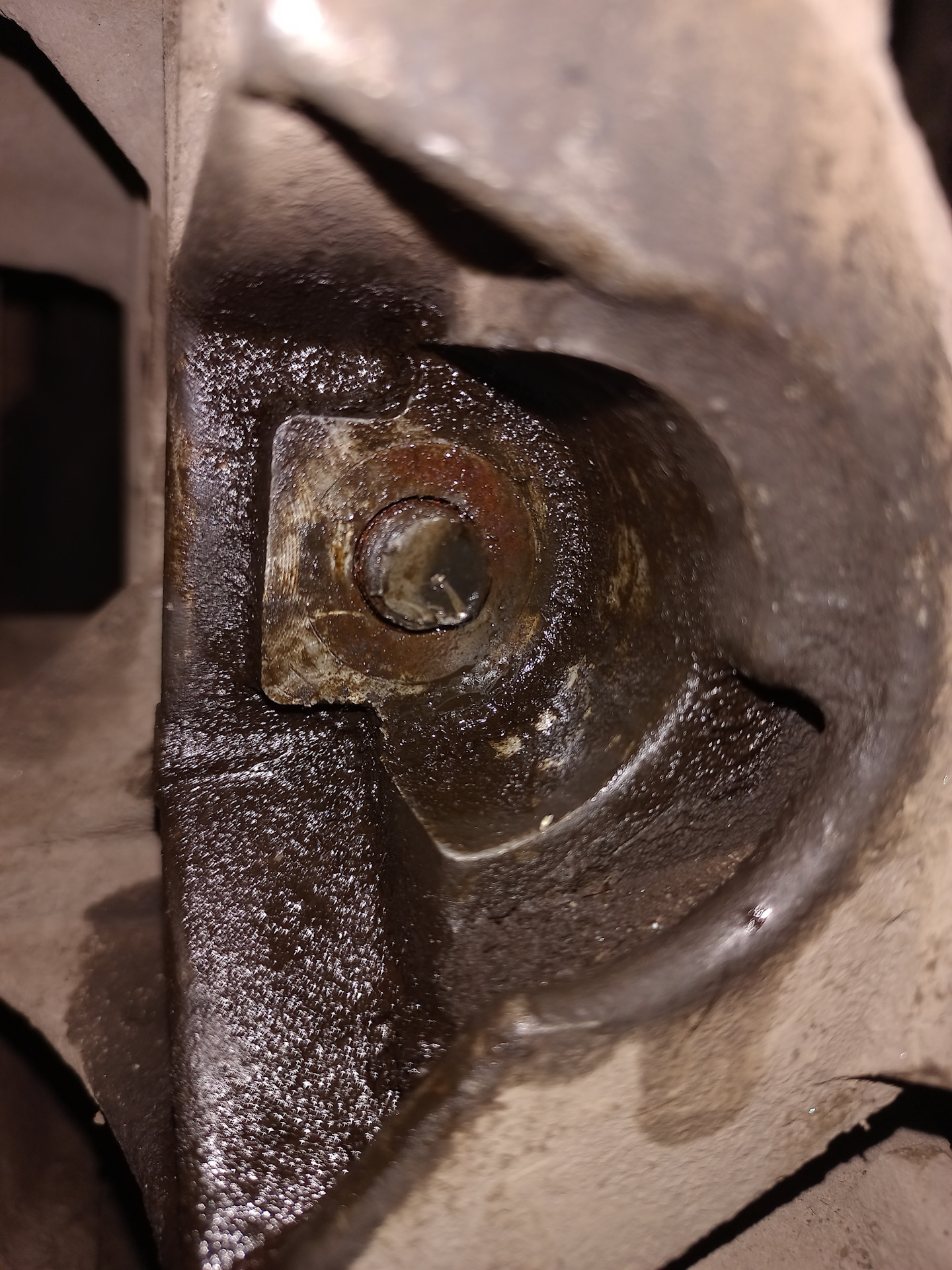 Замена болта крепления ролика натяжителя генератора Гранта — Lada ...