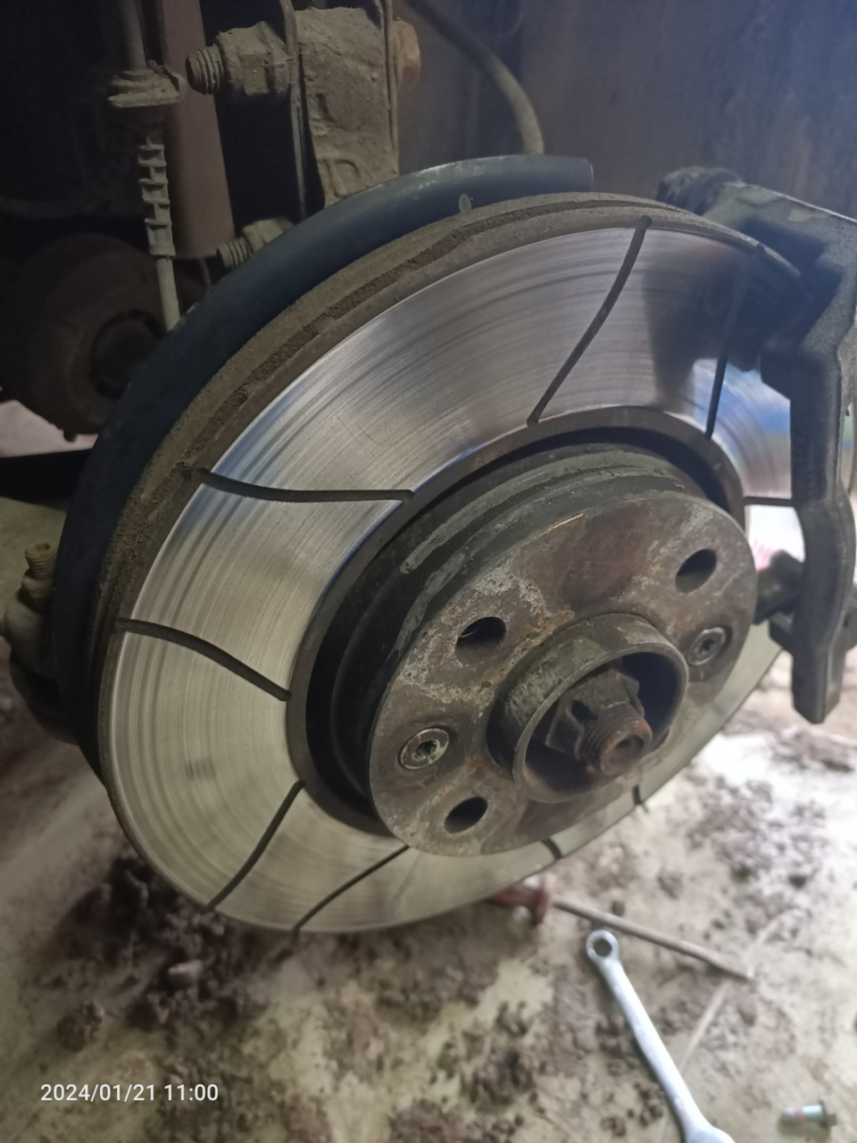 задние тормоза гранта с абс. после замены тормозных дисков и колодок. тормозной диск на машине. после замены тормозных дисков и колодок. после замены тормозных дисков и колодок.