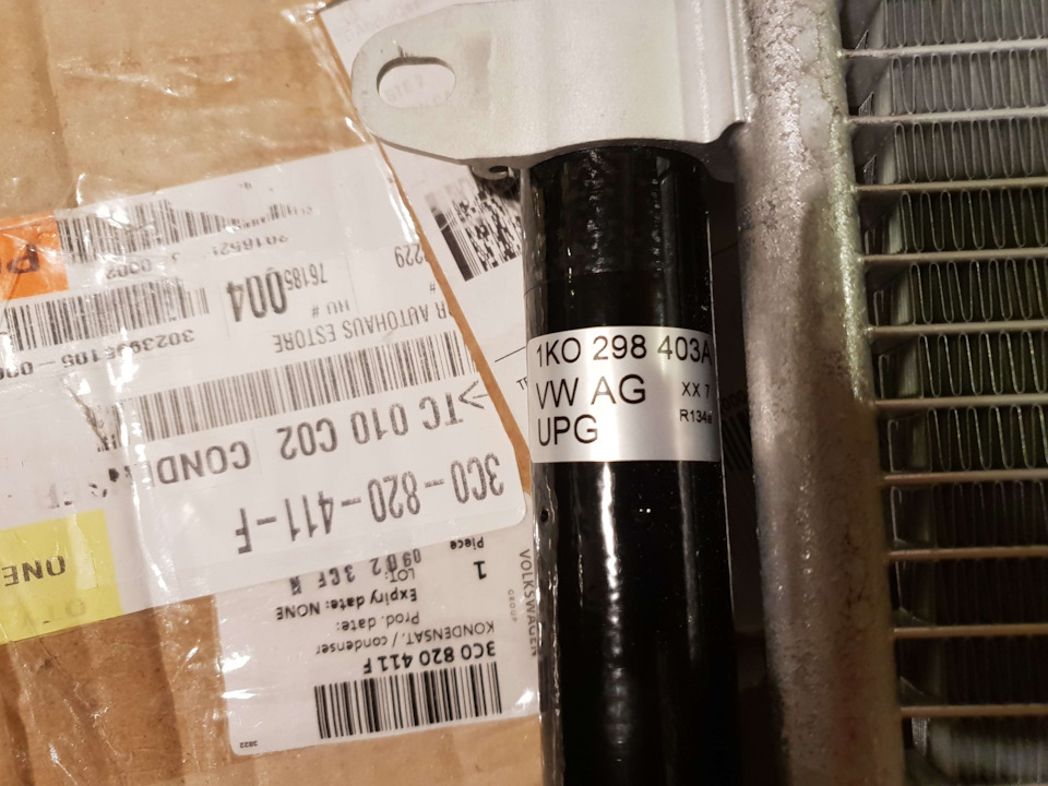 1K0-298-403-A — Volkswagen Passat B6. Запчасти на фото: 1K0298403A, 3C0820411F, LC070