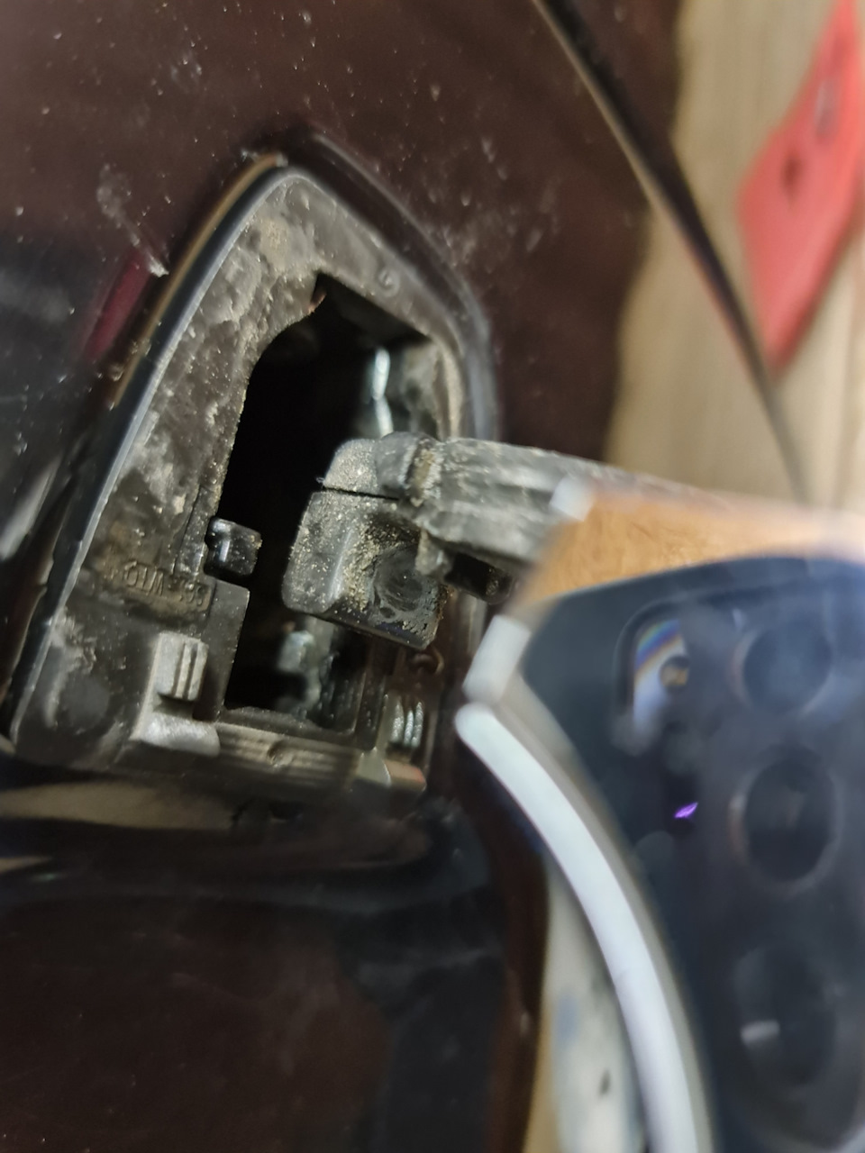 Язычок должен упираться в ручку, на фото видны следы. Да, кстати, уплотнение которое осталось на двери, резинка, я снял и надевал сперва на ручку. Оно потом легко встанет в дверь. — Audi A6 (C7)